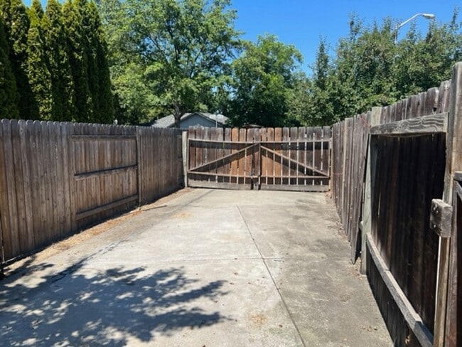 Building Photo - SINGLE LEVEL HOME W/ MANICURED YARD WITH  ...