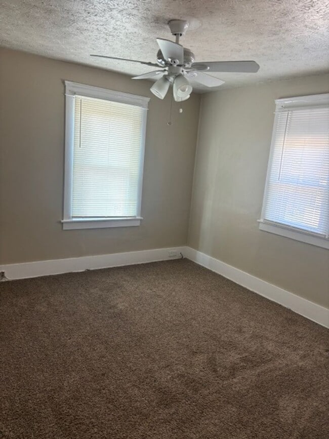 Building Photo - Charming Three Bedroom home close to Lakev...