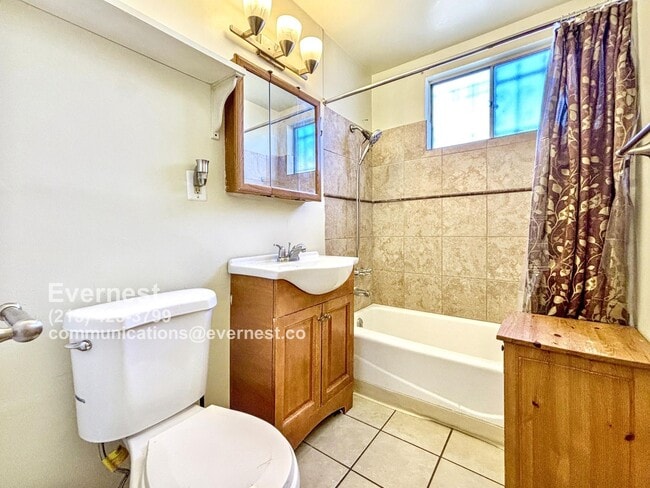 Building Photo - Charming 3-Bedroom Home with Fenced Yard a...