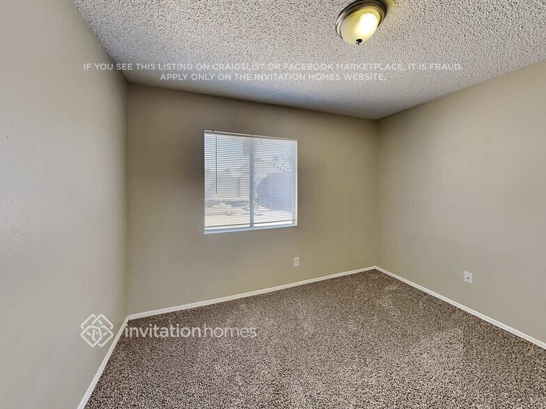 Building Photo - 1102 E Utopia Rd