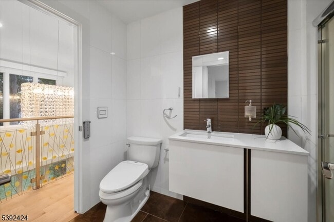 Building Photo - 827 Alden Rd