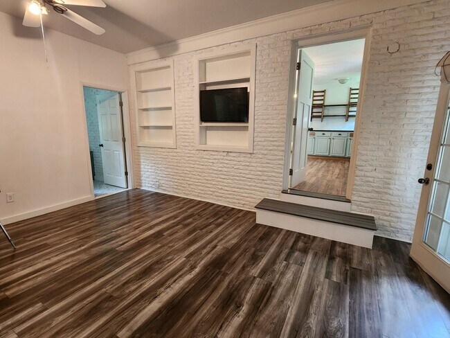 Building Photo - Remodeled home just two minutes from Spring Hill's Main Street!