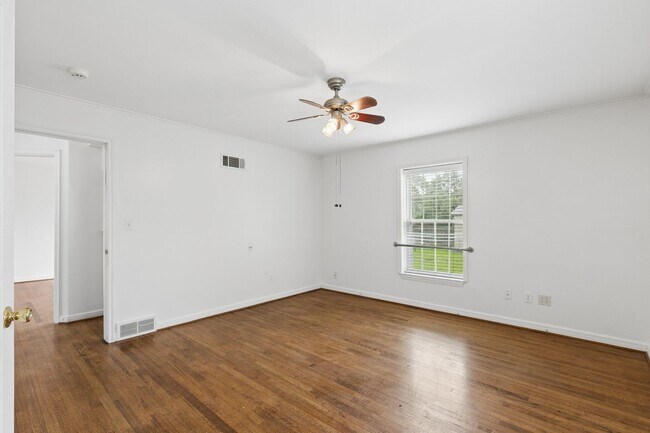 Building Photo - 1108 Larchmont Ln