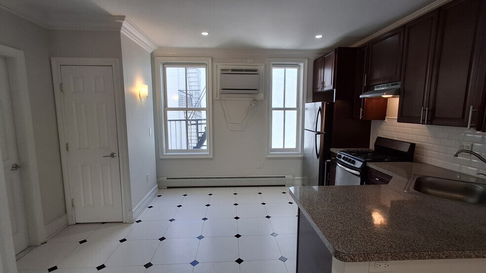 View towards kitchen - 603 Bloomfield St