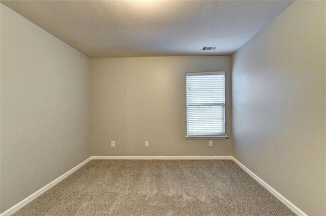 Building Photo - 3070 Centerglen Ln