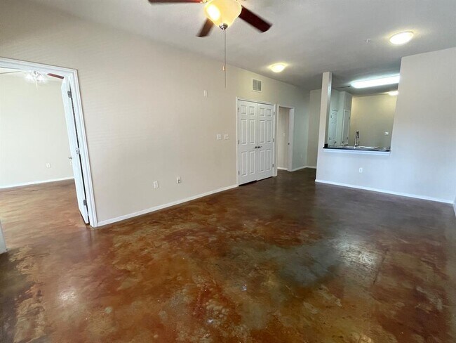 Building Photo - 910 W 25th St