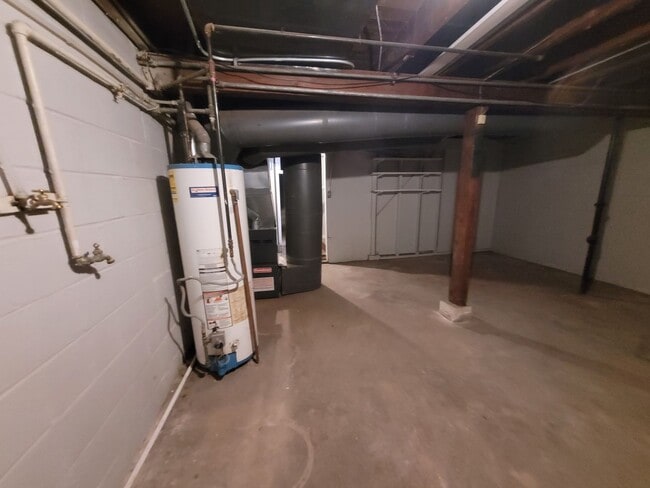 Building Photo - Great two bedroom duplex on Urbandale Avenue!