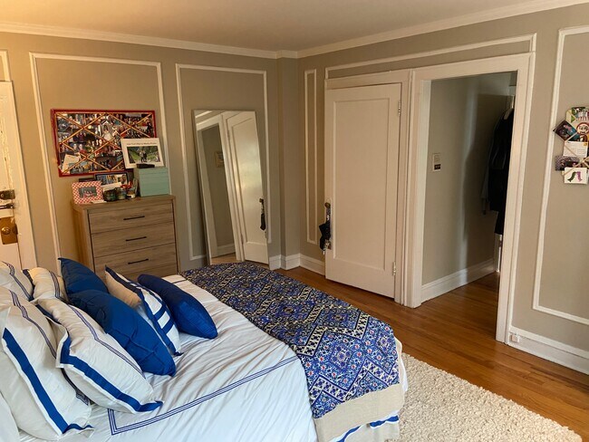 Building Photo - 2326 N Lincoln Park W