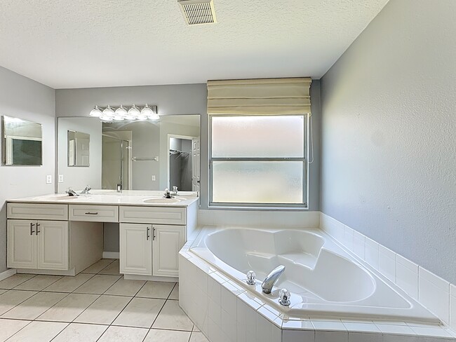 Building Photo - 3235 Falcon Point Dr