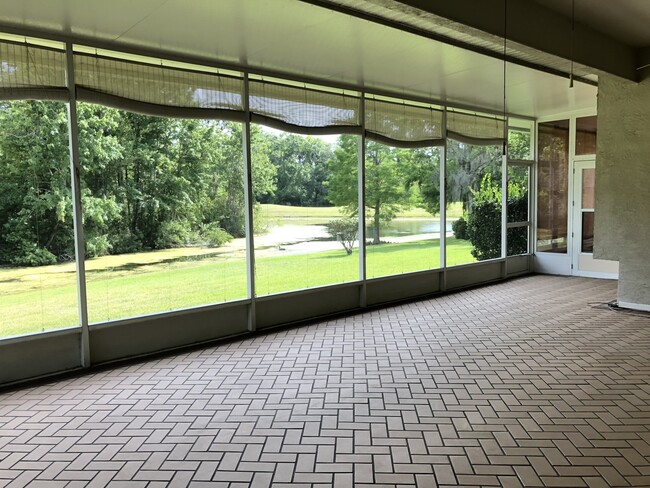 Building Photo - Beautiful Home with Water View in Eastwood!