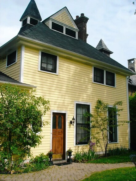 2nd floor Garden entrance - 1632 Sheridan Rd
