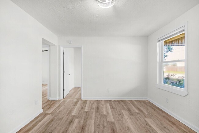 Building Photo - 2101 W Romana St