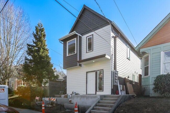 Building Photo - 602-614 NE Russell St