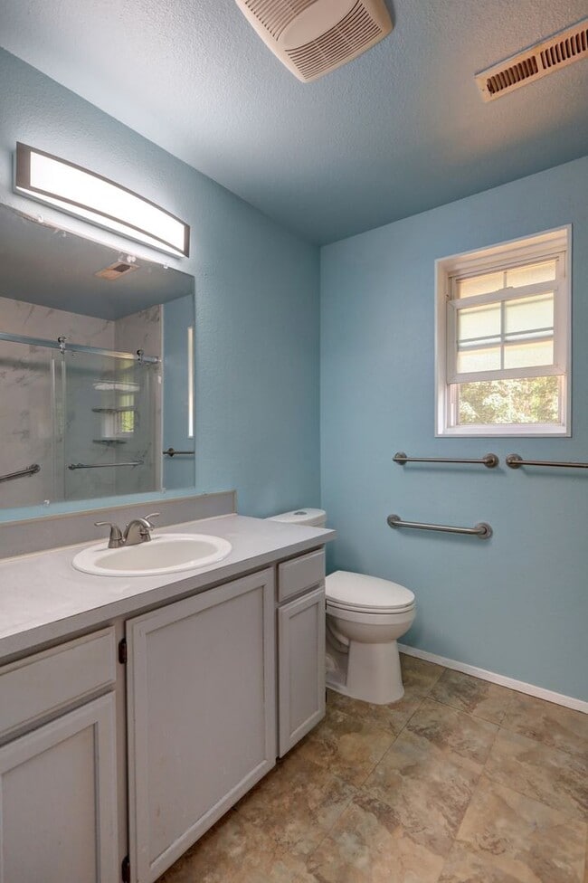 Building Photo - 4-bedroom 2.5 bath on cul-de-sac in Kirkland