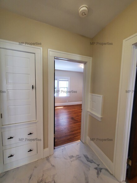 Building Photo - 1302 Hathaway Ave