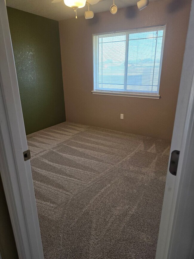 Building Photo - 3 bed 2 bath  Home for Rent in Grants Pass