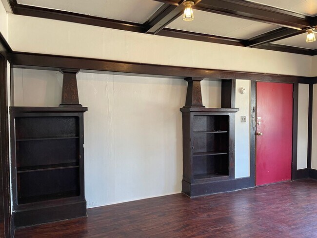 Building Photo - Beautiful Wood Details-Charming 1 Bedroom 1 Bath