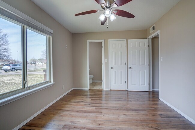 Building Photo - 1906 N Chambers Ter