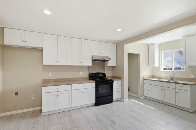 Building Photo - Adorable 2BR Property with Yard