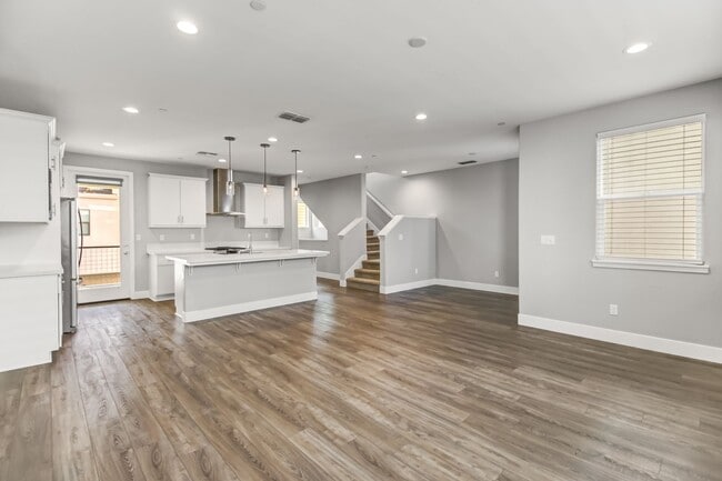 Building Photo - Stunning Alkali Flat Residence: Half Month Free With Move-In by 02/01/2026