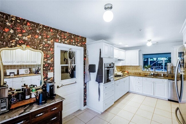 Building Photo - 4042 Greenwood Dr