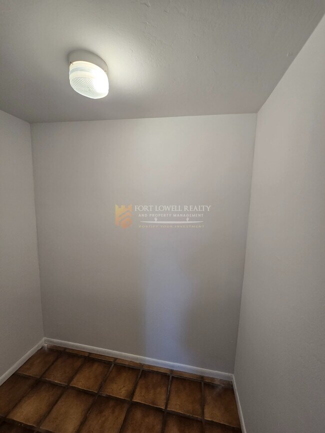 Building Photo - Vintage 3 Bedroom, 2 Bath Home with all the Modern Conveniences!!