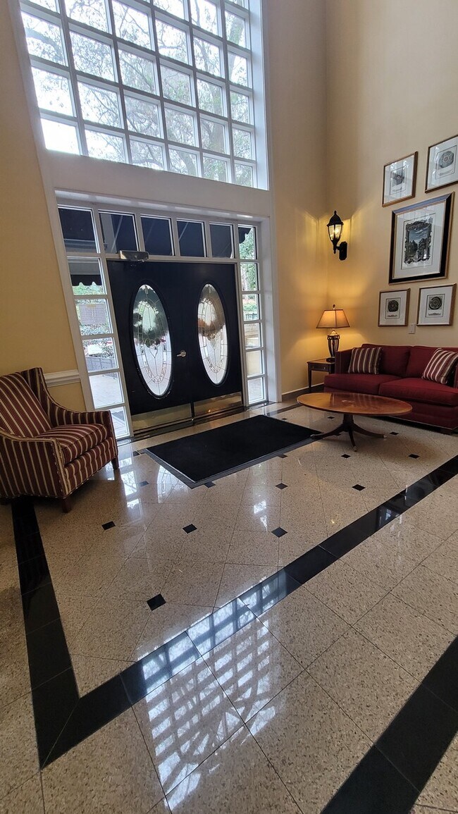 Building Photo - 2 bedroom 2 bath Condo in Lenox Heights, o...