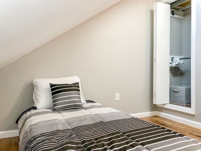 Building Photo - 5218 Beach Dr