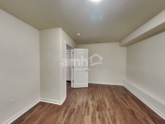 Building Photo - 7337 Rainier Dr