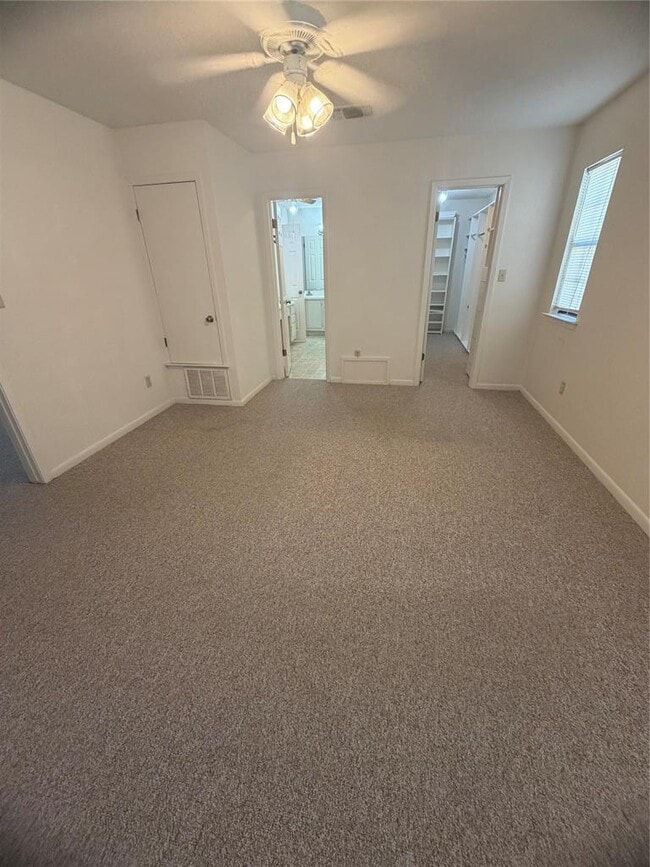 Building Photo - 728 W San Antonio St