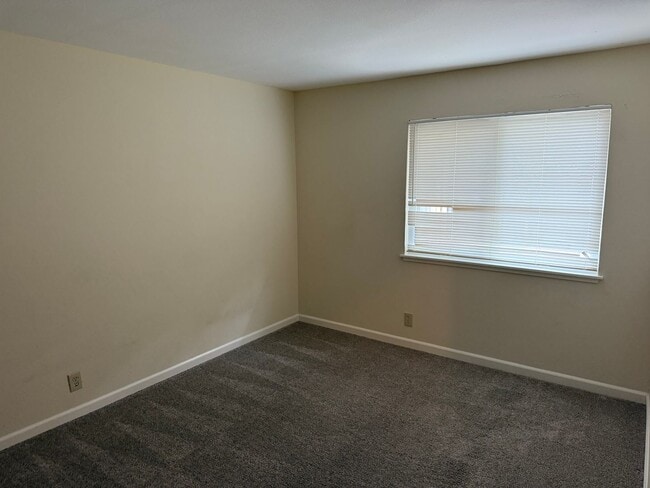 Building Photo - PARKLIKE SETTING ...CLEAN, AND FRESH, NEW REFRIGERATOR, NEW CLOSET DOORS...2 BEDROOMS/1 BATH IN G...