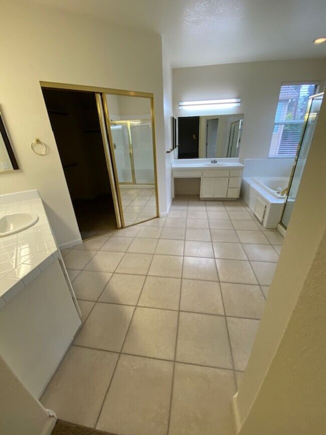 Building Photo - Rare Find! 5 bedroom spacious family home in a gated community Roseville.