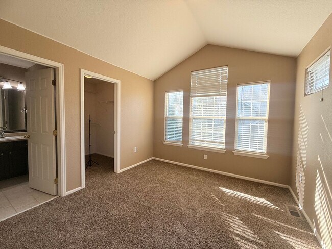 Building Photo - $O DEPOSIT OPTION. SPACIOUS 3-BEDROOM TOWNHOUSE IN KENSINGTON TOWNHOMES