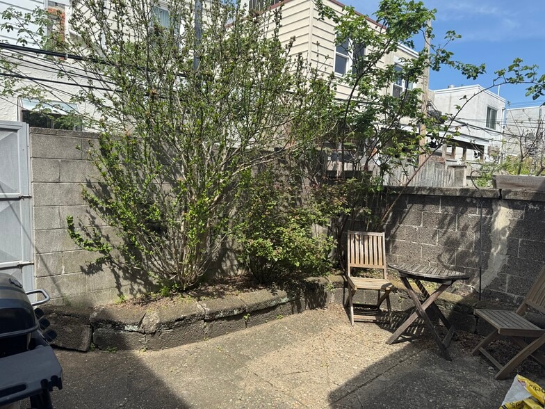 back yard 4 top table fits - 1518 S 13th St