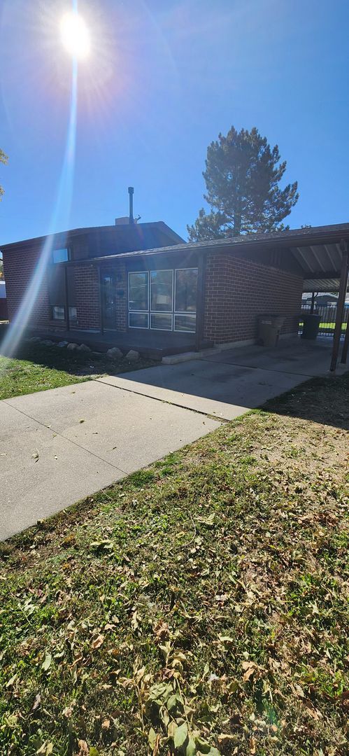 Building Photo - Beautiful Updated 4 Bedroom Home with Larg...