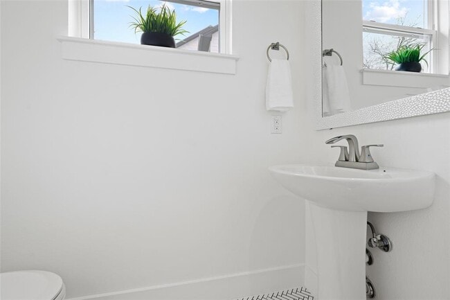 Building Photo - 2102 E 2nd St