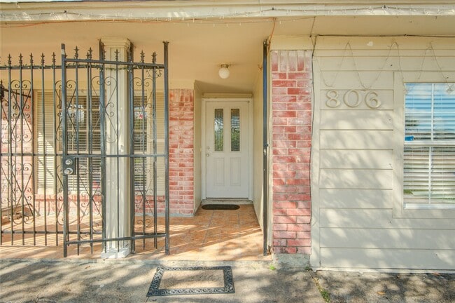 Building Photo - 806 Coolwood Dr