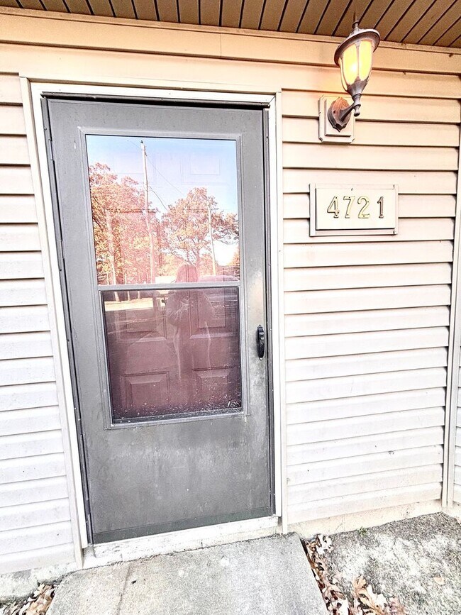 Building Photo - 4721 Samantha Ave