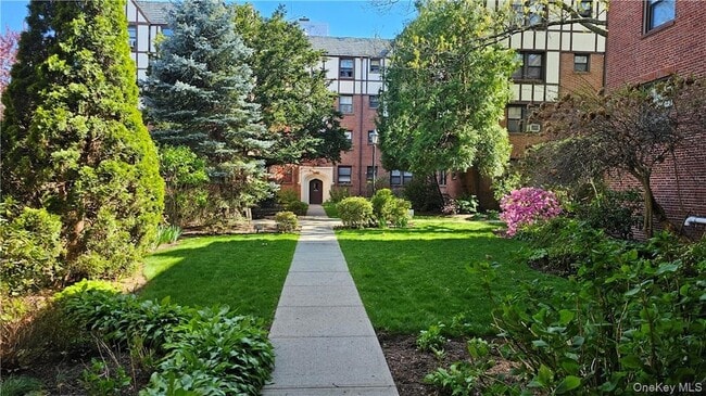 Building Photo - 3 Greenridge Ave