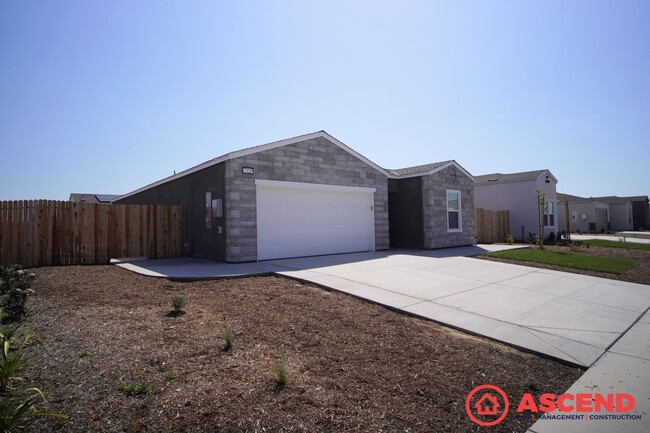 Primary Photo - Stunning 3 Bedroom Home Near Liberty Highs...