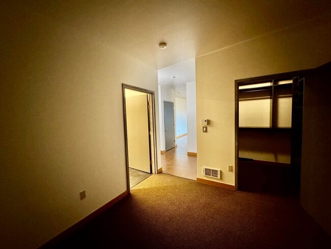 Building Photo - One-bedroom Condo right in the Heart of Capitol Hill!!!!!!