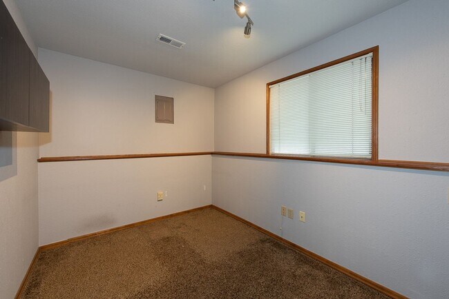 Building Photo - Amazing 4bed/2.5bath Home with Landscaping Included Located in Bellevue!