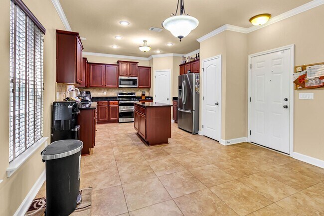 Building Photo - 5 Bedrooms in Crestview!!