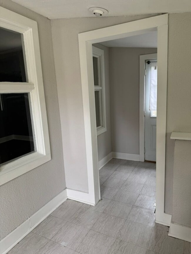 Building Photo - Nice 3-Bedroom Single Family Home Availabl...