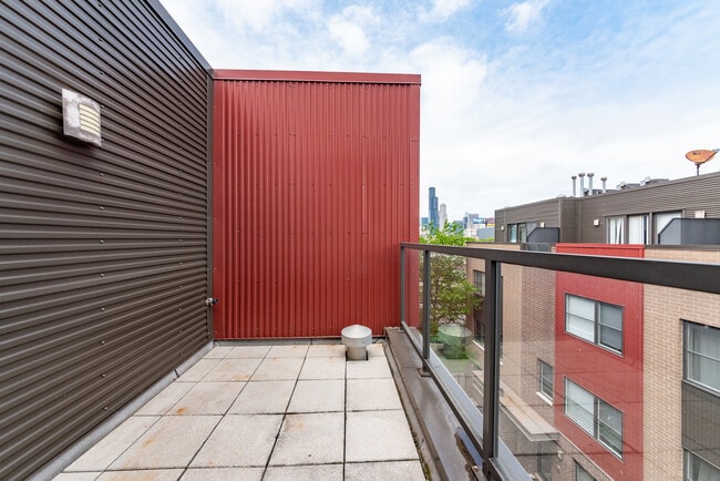 Building Photo - 648 W 16th St