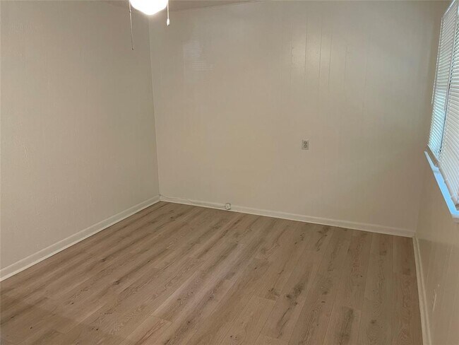 Building Photo - 2711 Hemphill Park
