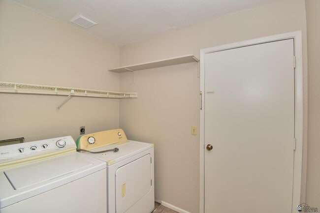 Building Photo - 2716 W Oakwood Ln