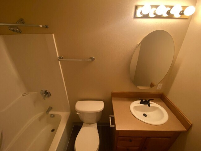 Building Photo - 3 Bedroom 2 Bathroom Home for Rent!