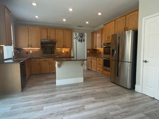 Building Photo - Immaculate home in W. Roseville!