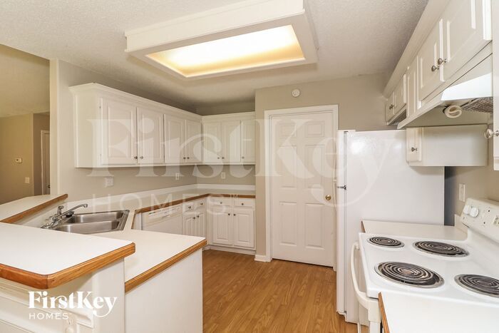 Building Photo - 464 Raymond Dr